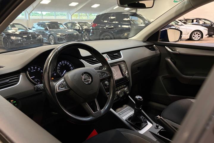 Blå Skoda Octavia fra 2017
