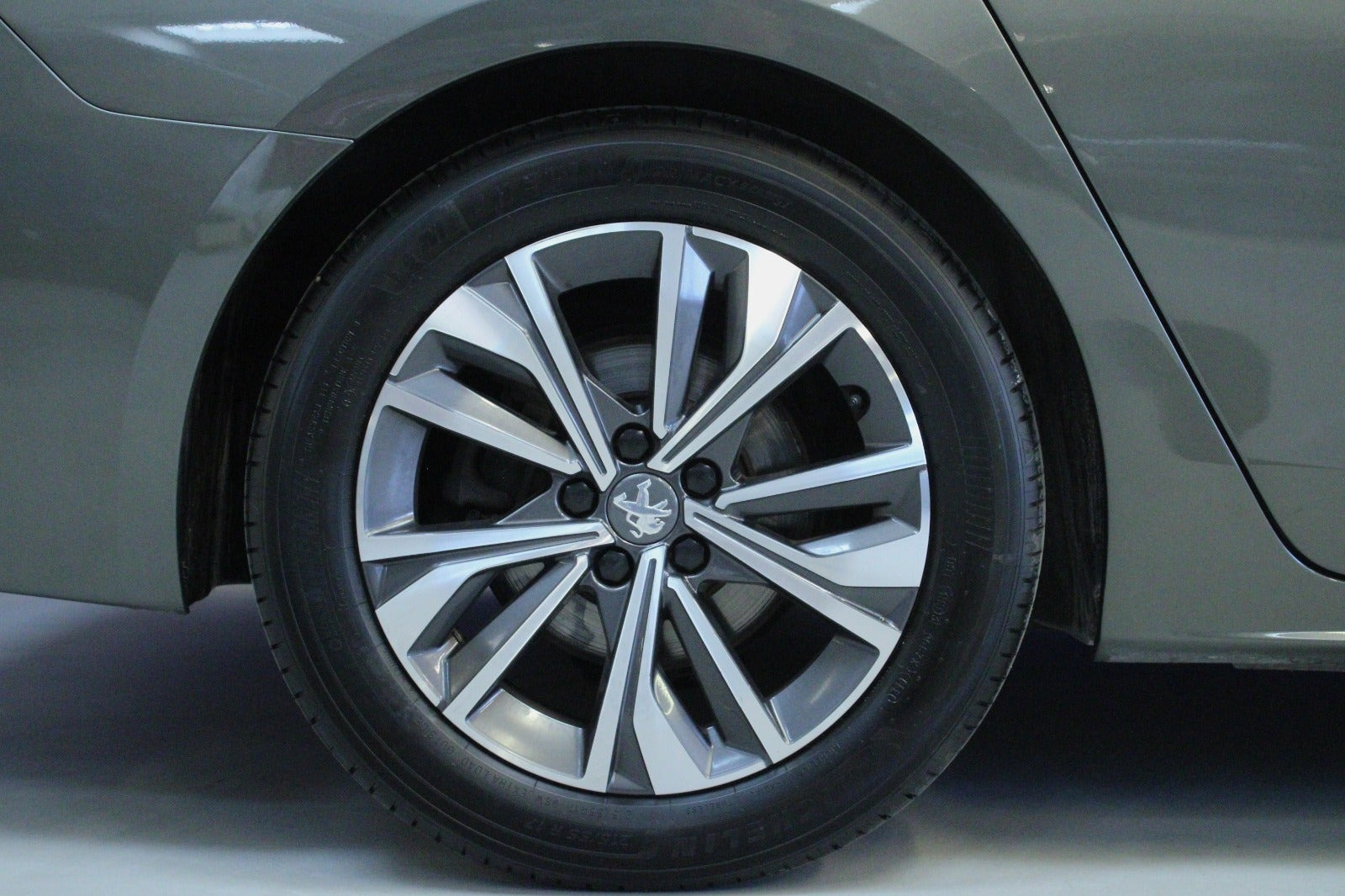Grå Peugeot 508 fra 2020