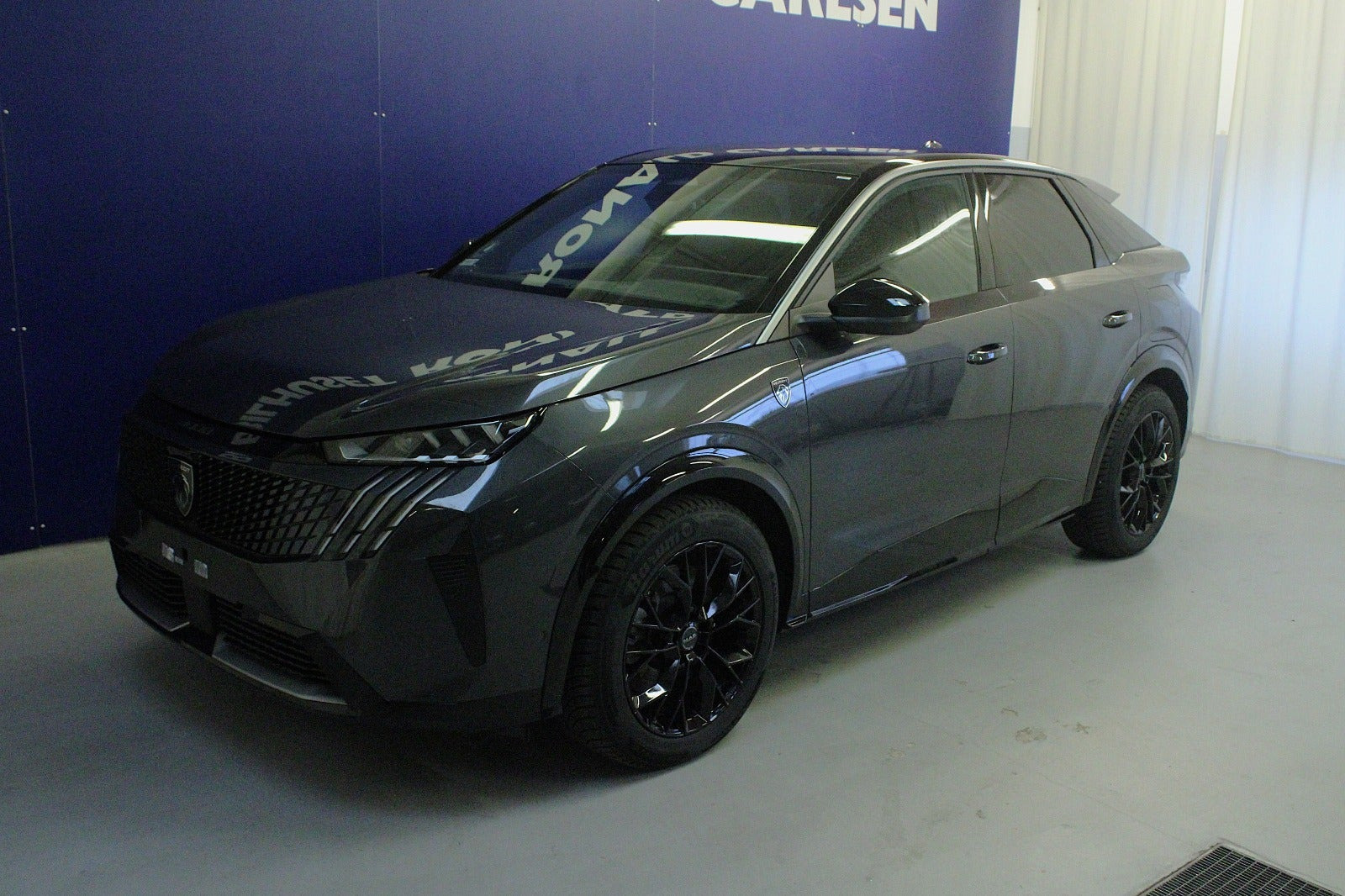 Grå Peugeot e-3008 fra 2025