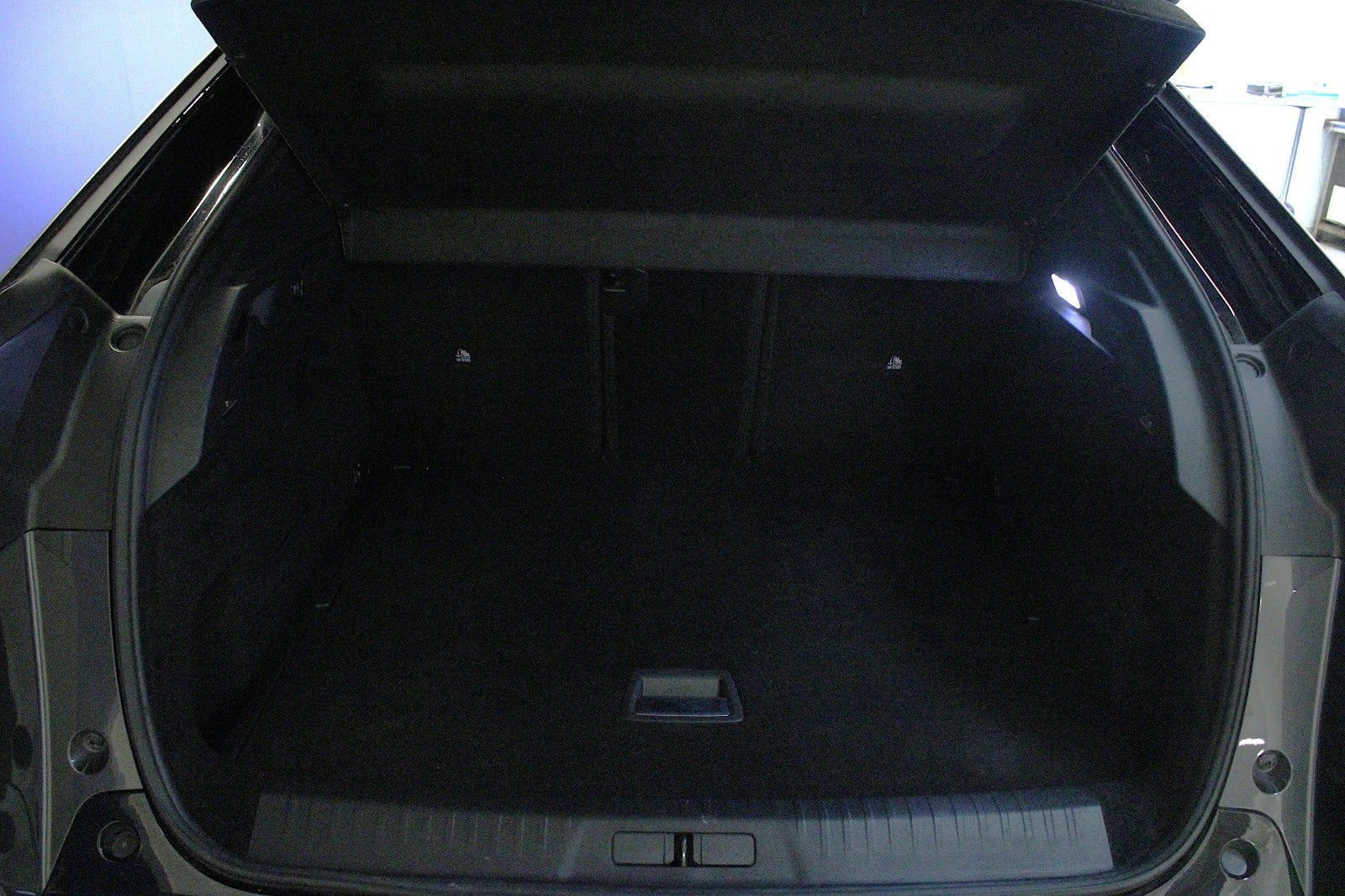 Grå Peugeot e-3008 fra 2025