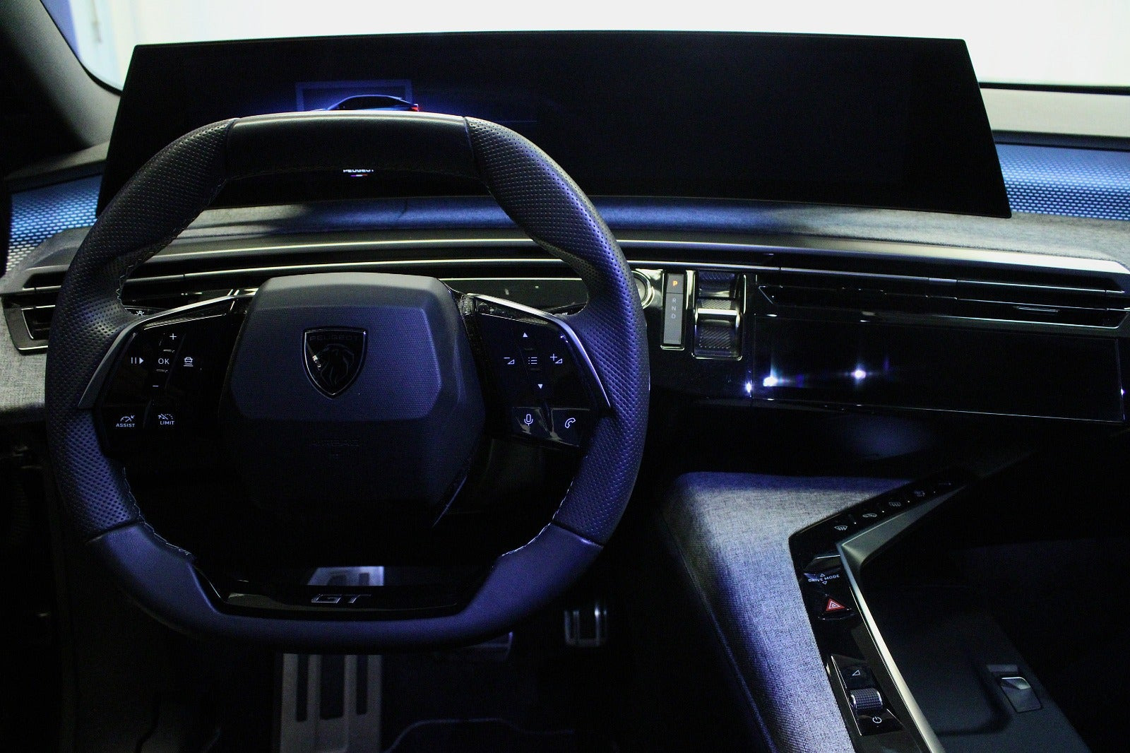 Grå Peugeot e-3008 fra 2025
