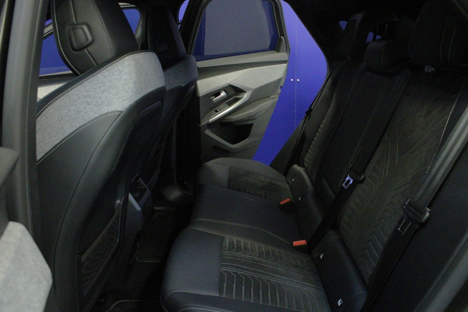 Grå Peugeot e-3008 fra 2025
