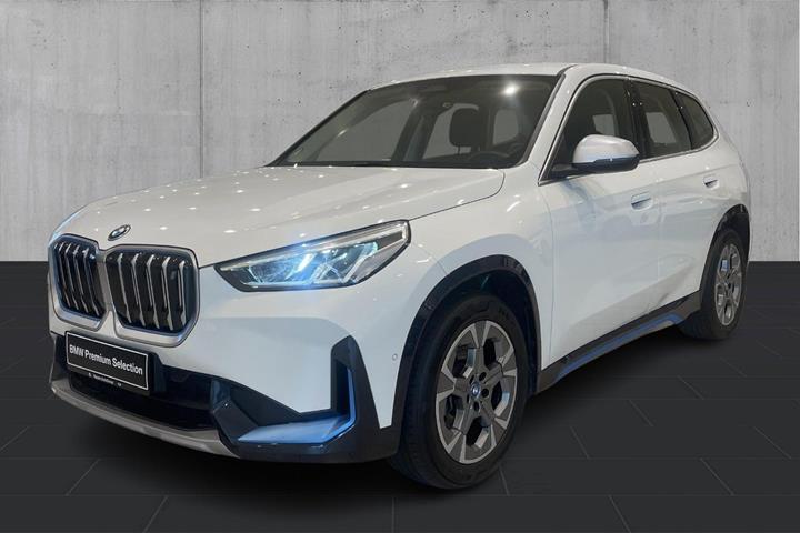 Hvid BMW iX1 fra 2023 set udefra