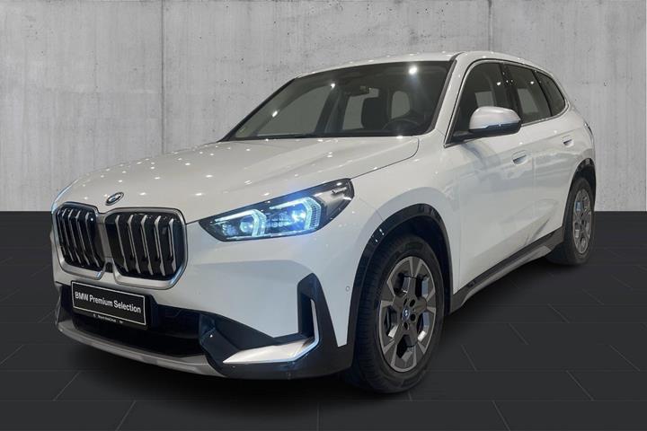 Hvid BMW iX1 fra 2024 set udefra