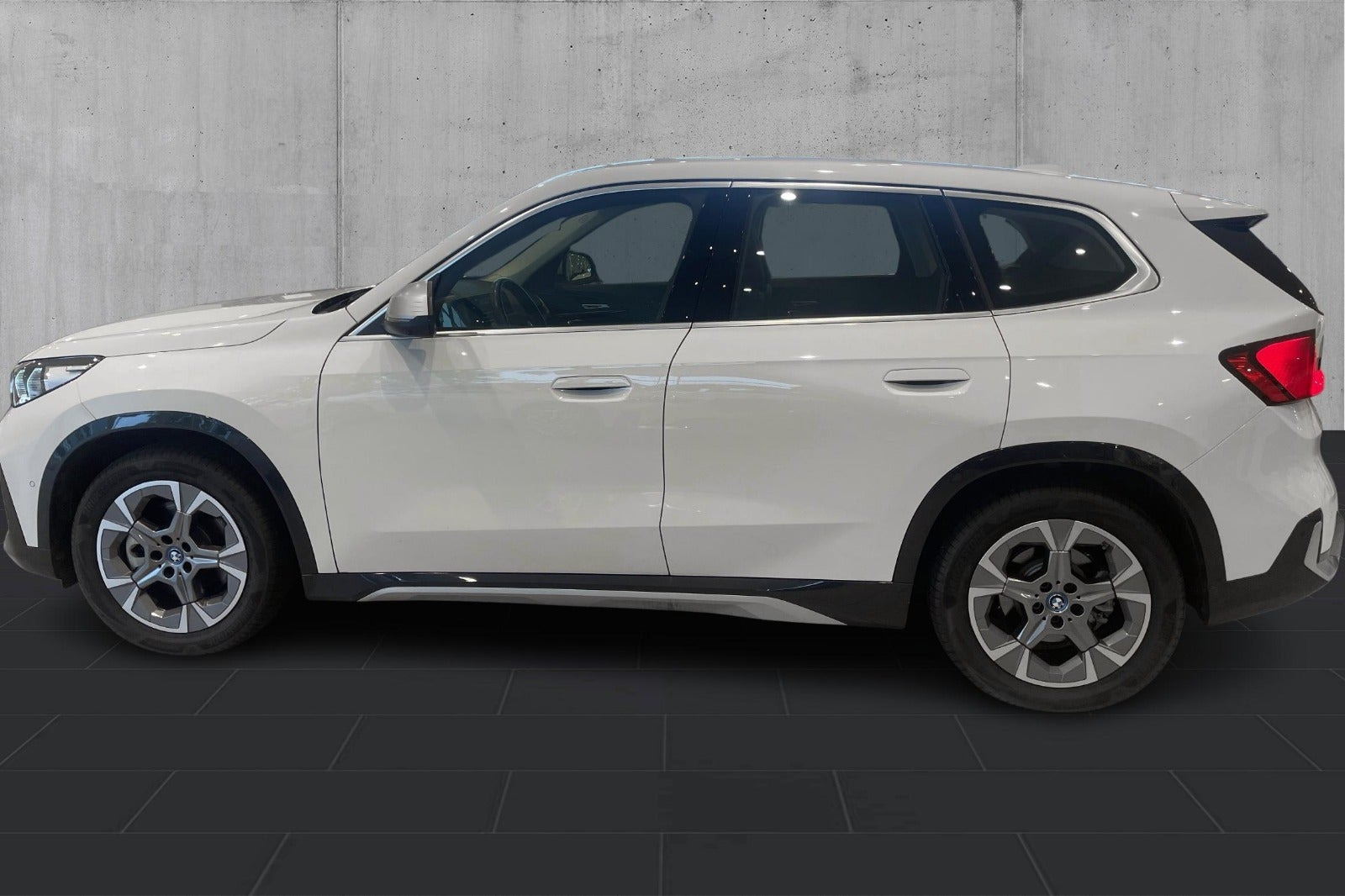 Hvid BMW iX1 fra 2024