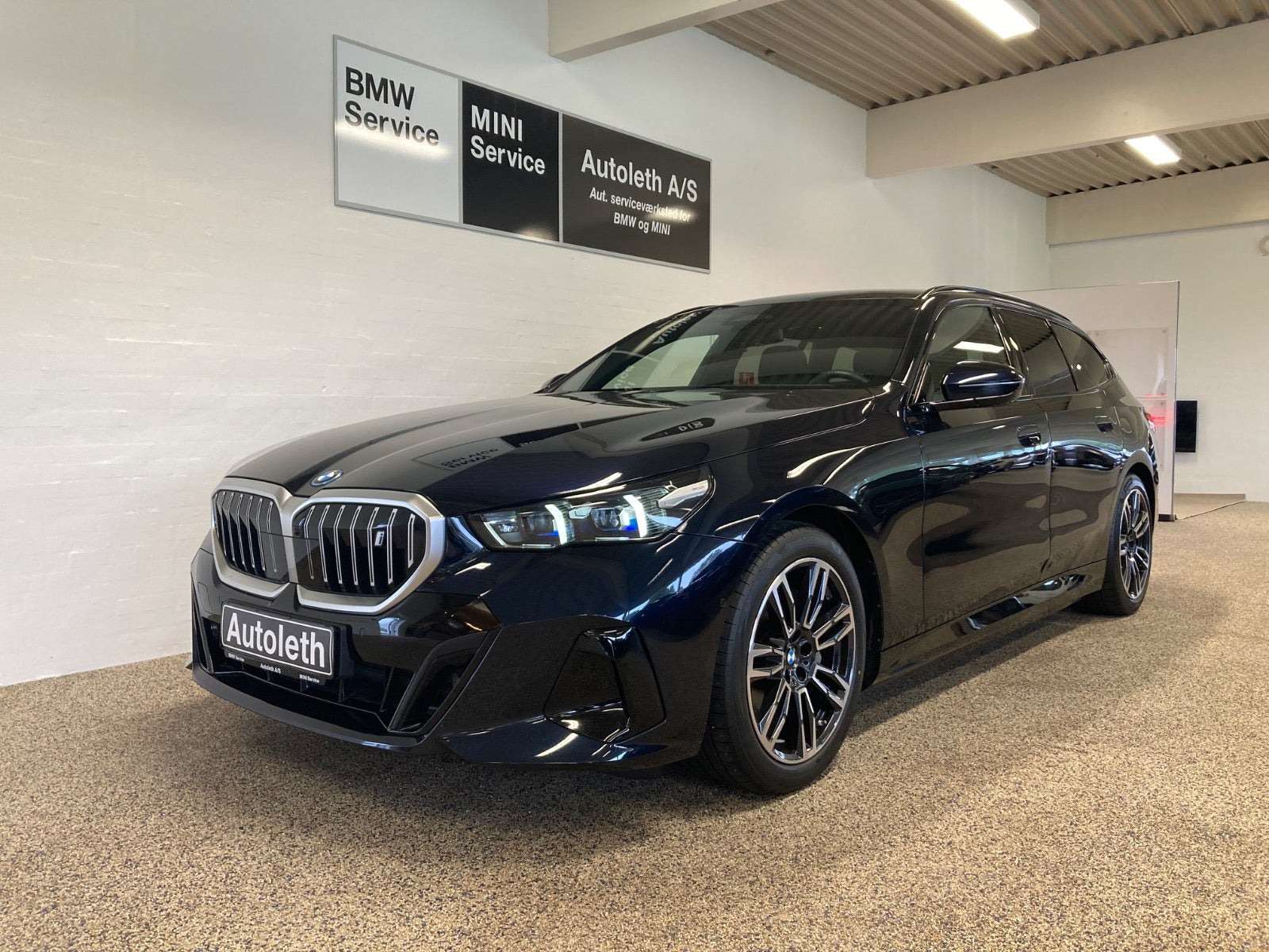 Sort BMW i5 fra 2025