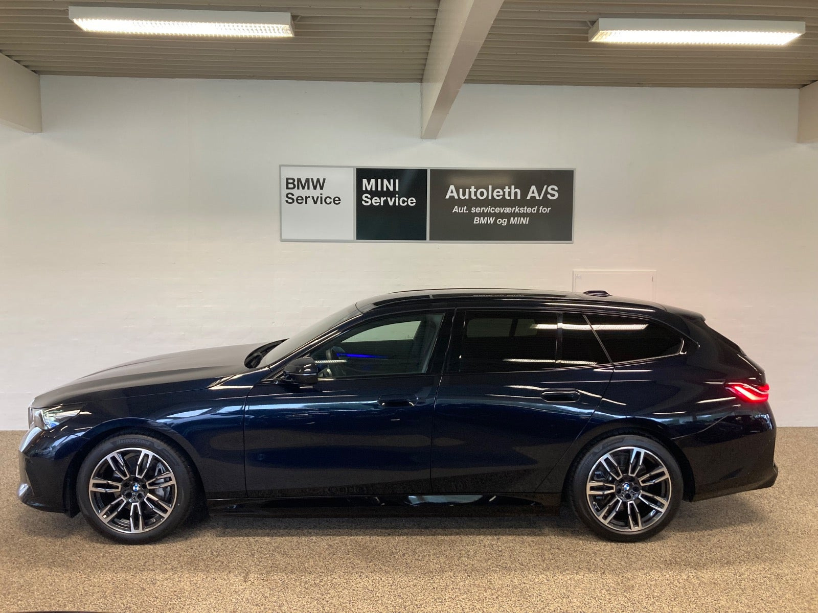 Sort BMW i5 fra 2025