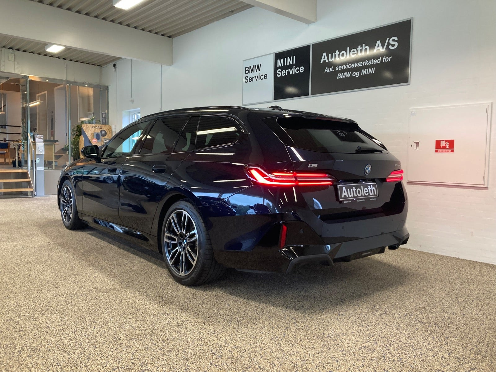 Sort BMW i5 fra 2025