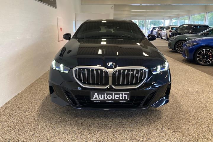 Sort BMW i5 fra 2025