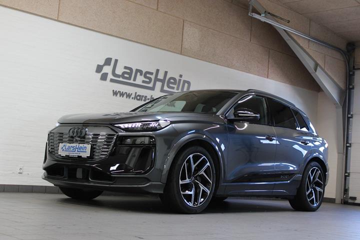 Grå Audi Q6 e-tron fra 2025