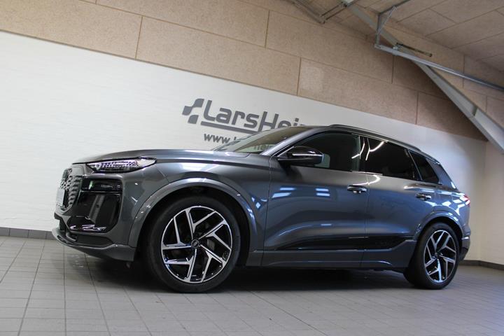 Grå Audi Q6 e-tron fra 2025