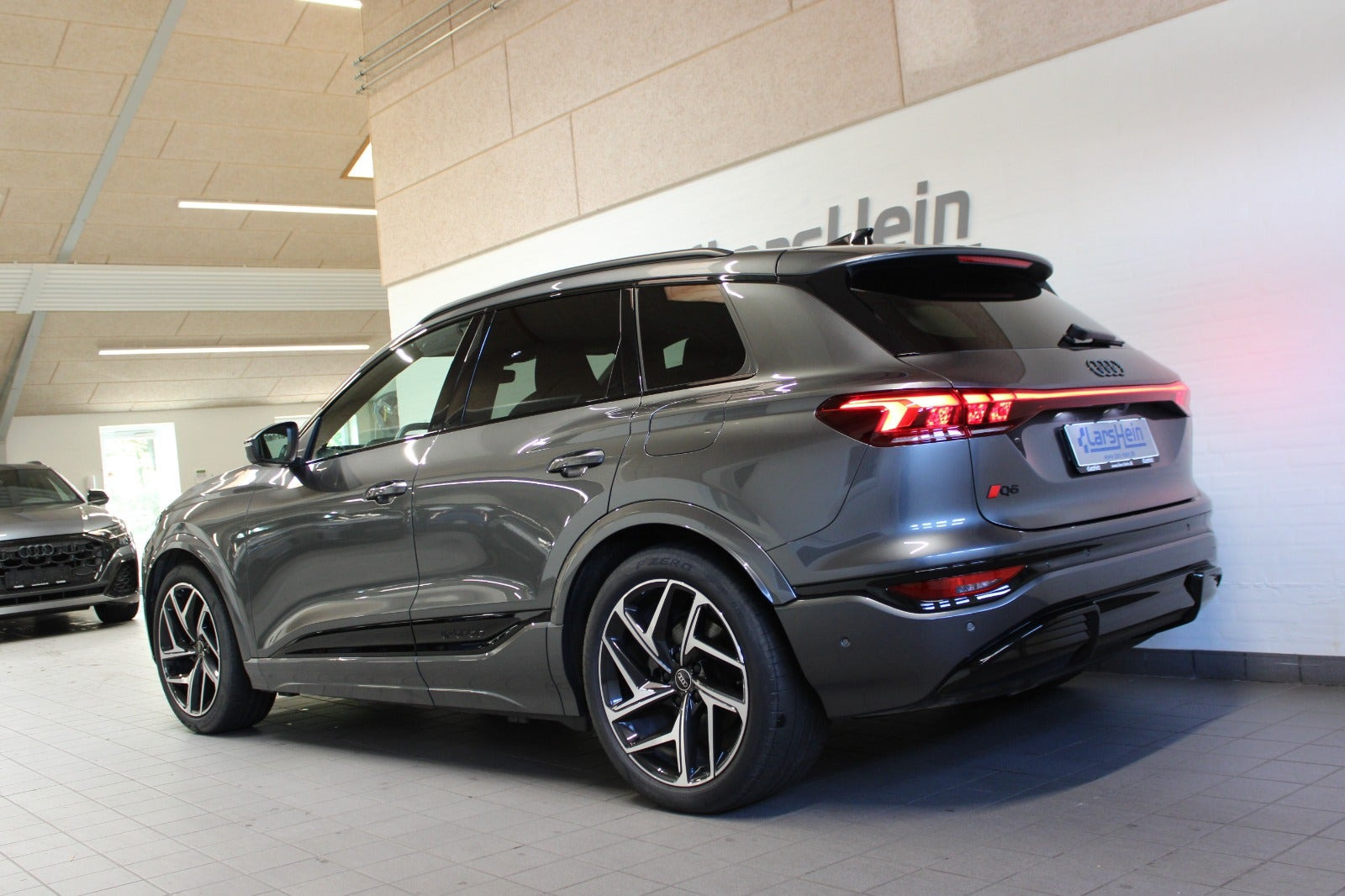 Grå Audi Q6 e-tron fra 2025