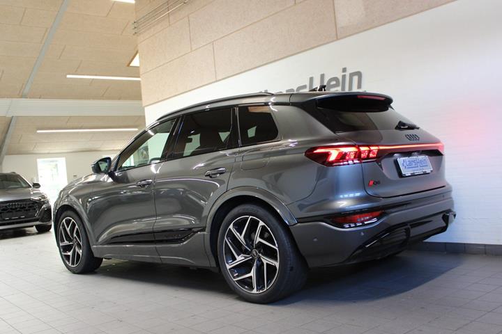 Grå Audi Q6 e-tron fra 2025