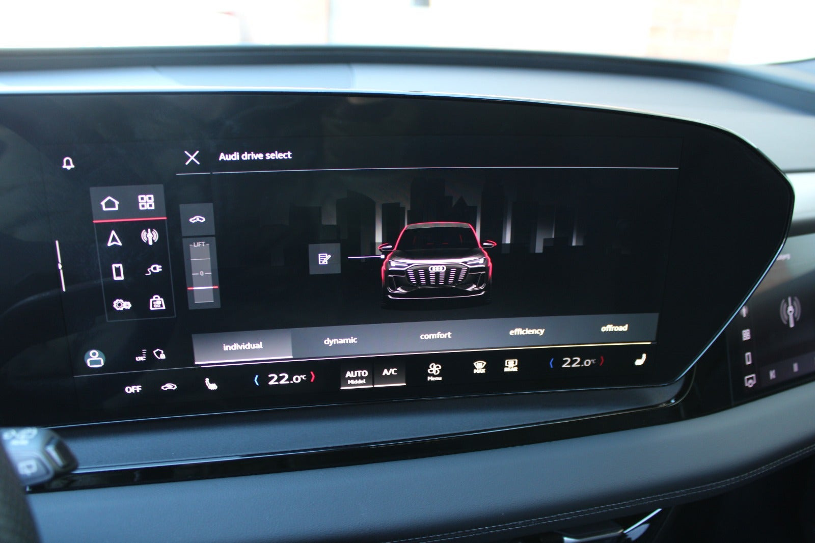 Grå Audi Q6 e-tron fra 2025