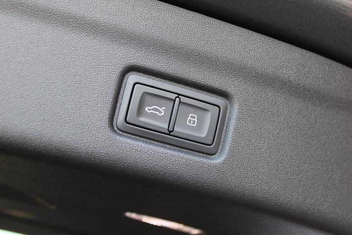 Grå Audi Q6 e-tron fra 2025