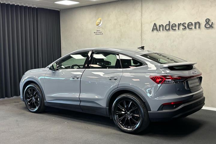 Grå Audi Q4 fra 2024
