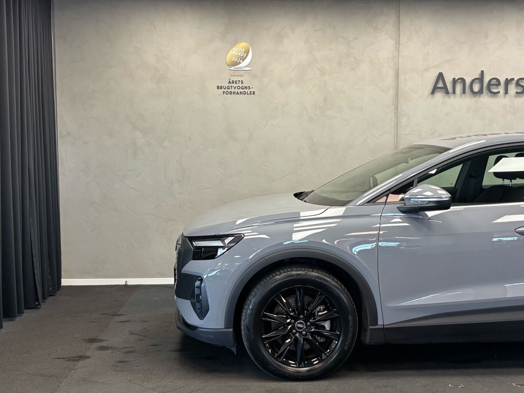 Grå Audi Q4 fra 2024