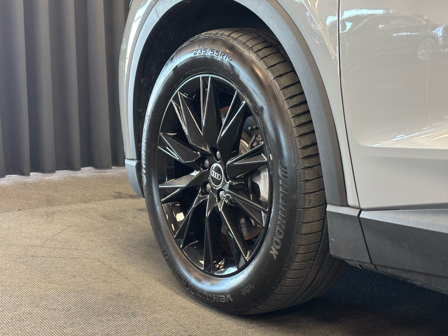 Grå Audi Q4 fra 2024