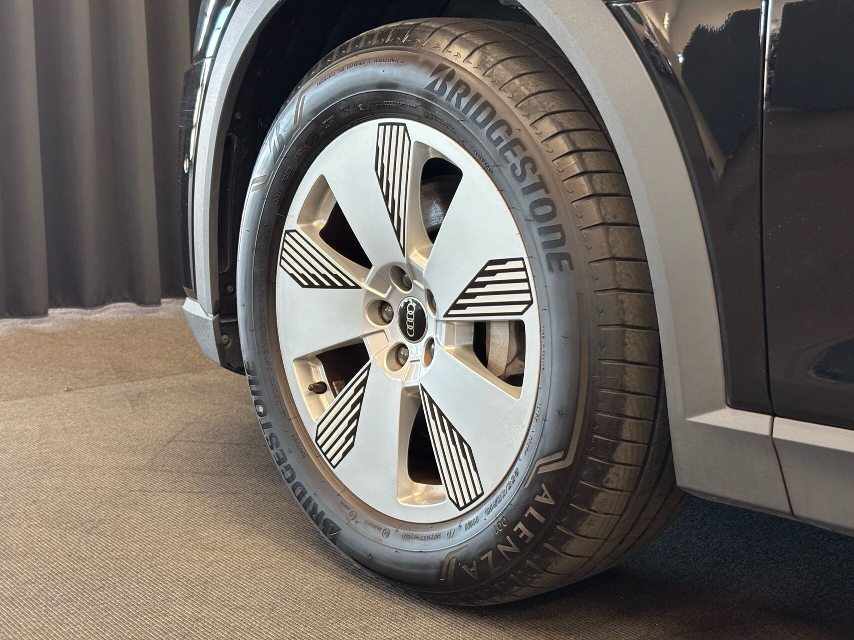 Sort Audi e-tron fra 2022