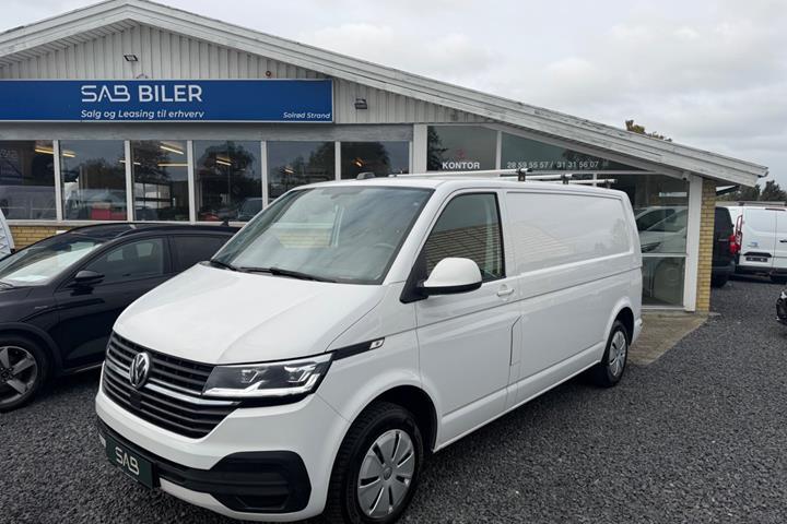Hvid VW Transporter fra 2023 set udefra