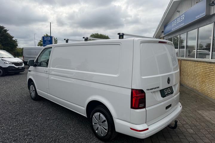 Hvid VW Transporter fra 2023