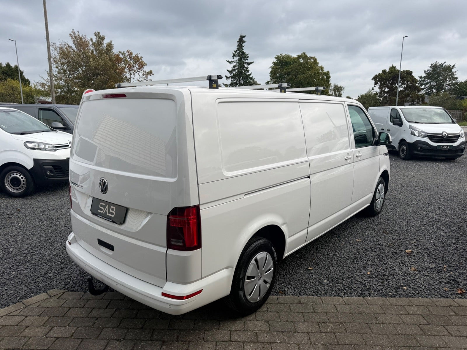 Hvid VW Transporter fra 2023