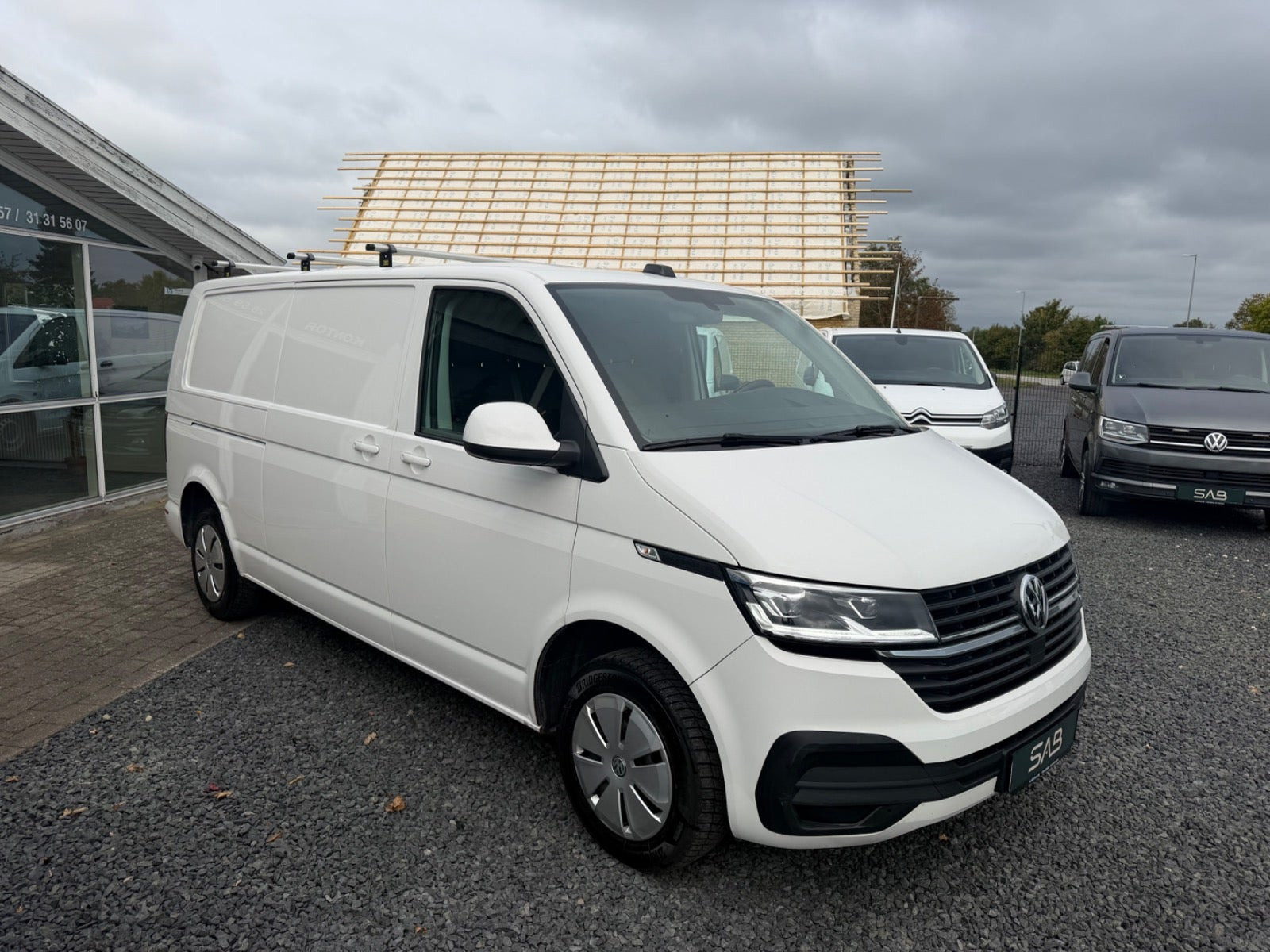 Hvid VW Transporter fra 2023