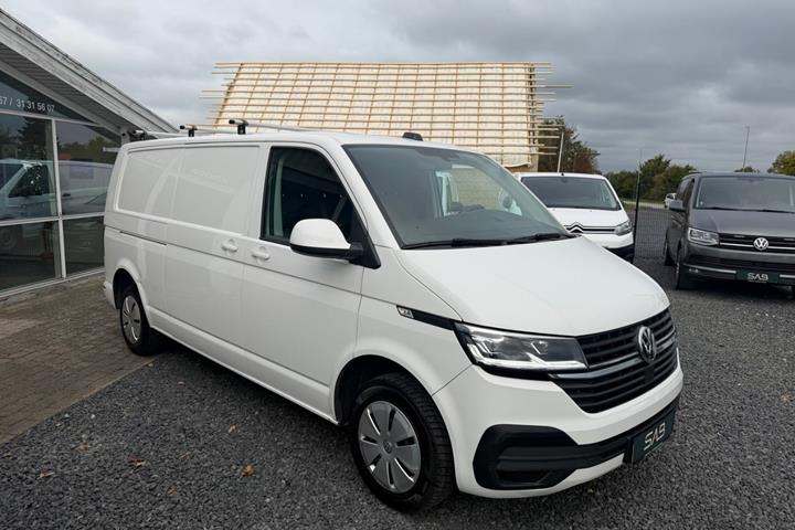 Hvid VW Transporter fra 2023
