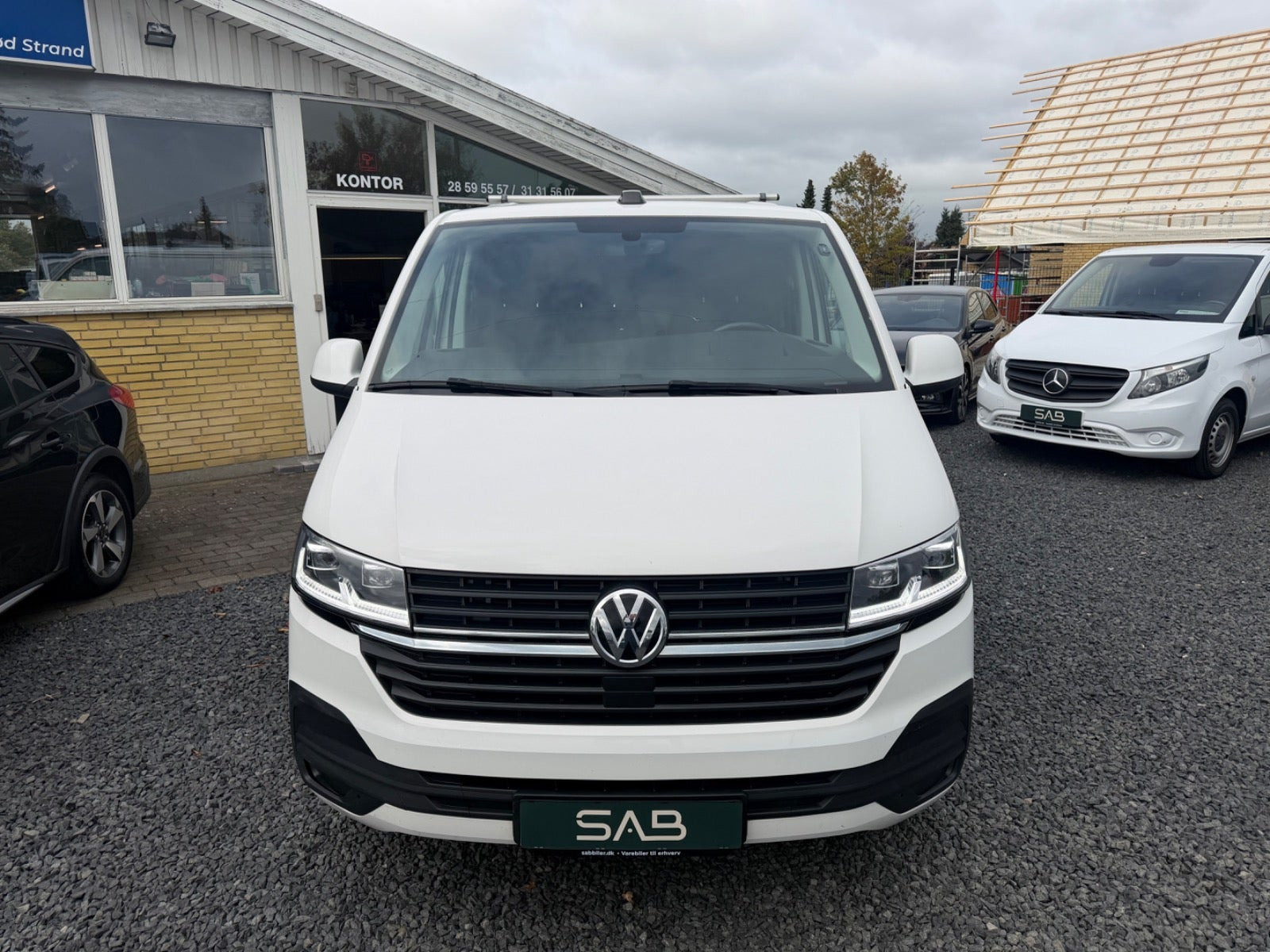 Hvid VW Transporter fra 2023