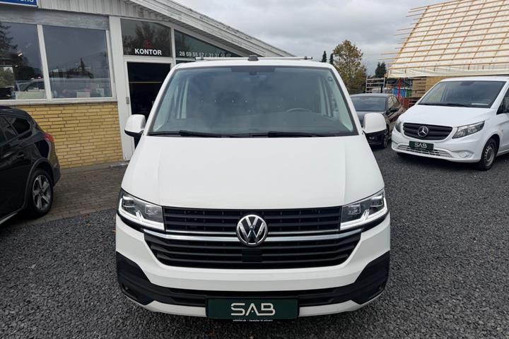 Hvid VW Transporter fra 2023