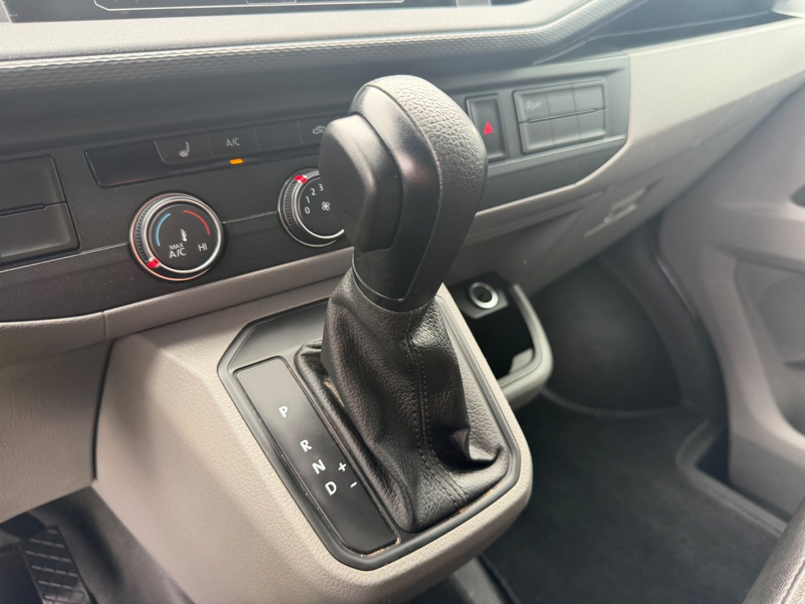 Hvid VW Transporter fra 2023