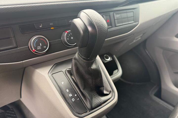 Hvid VW Transporter fra 2023