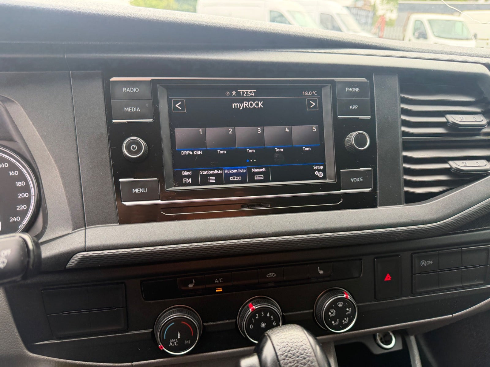 Hvid VW Transporter fra 2023