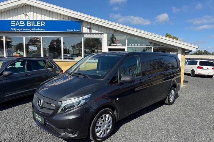 Sort Mercedes Vito 119 fra 2021 set udefra