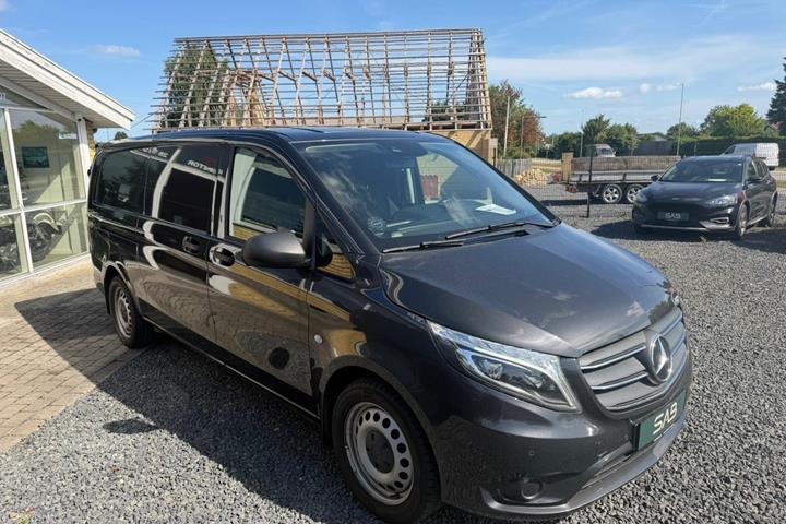 Sort Mercedes Vito 119 fra 2021