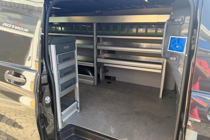 Sort Mercedes Vito 119 fra 2021