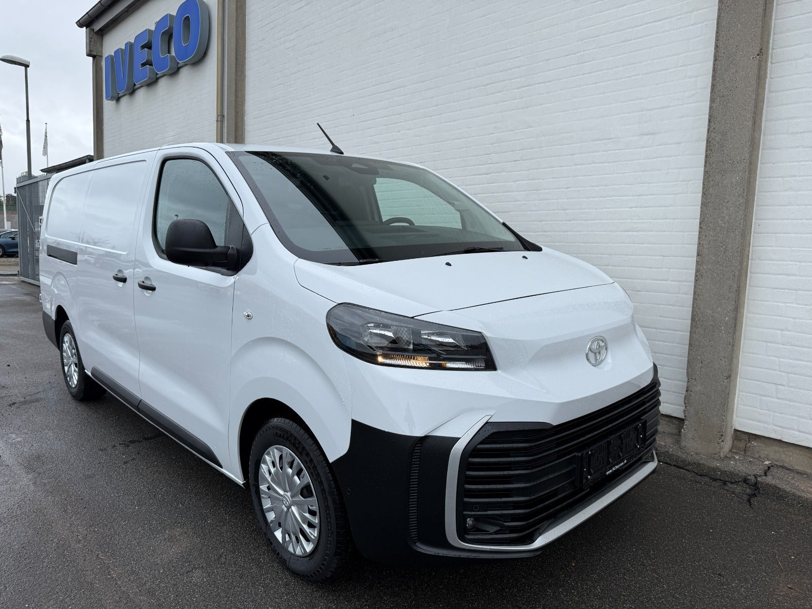 Hvid Toyota ProAce fra 2026