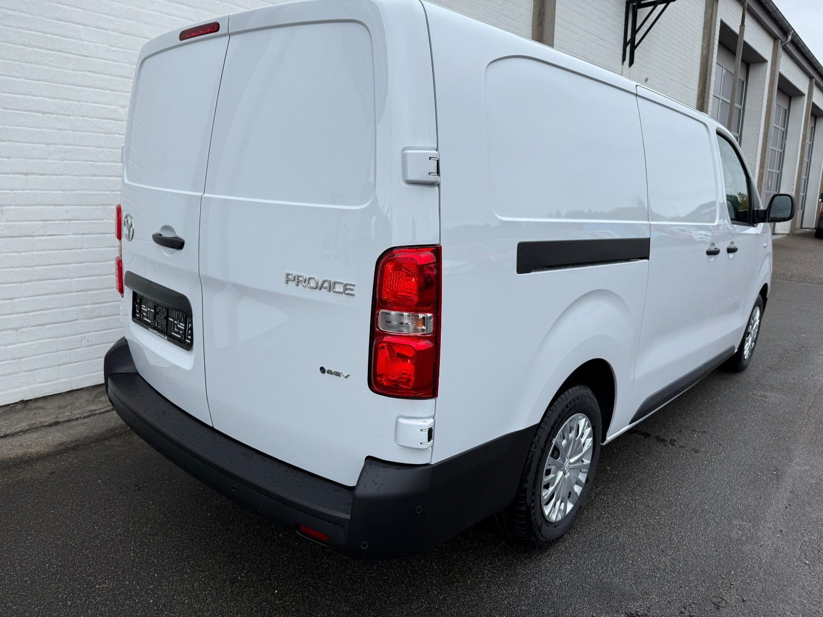 Hvid Toyota ProAce fra 2026