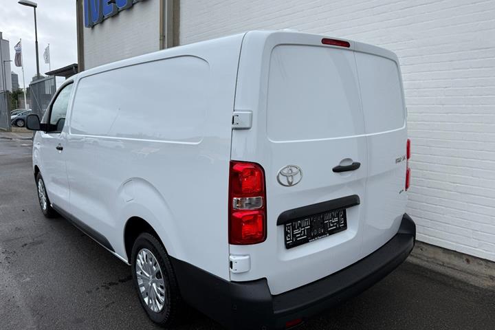 Hvid Toyota ProAce fra 2026