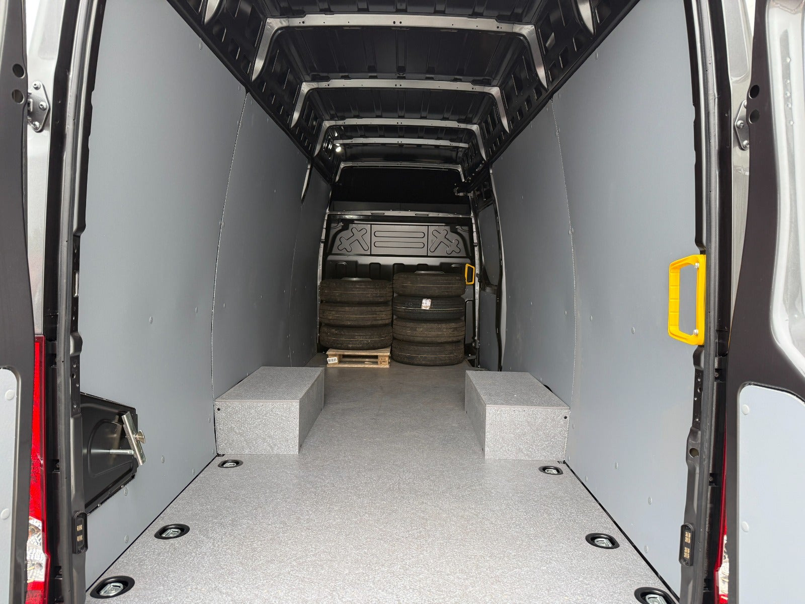 Grå Iveco Daily fra 2026