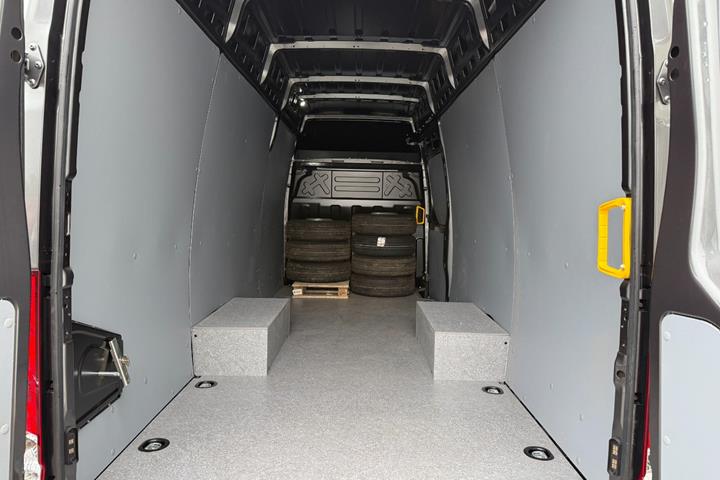 Grå Iveco Daily fra 2026