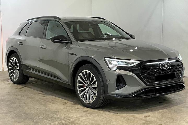 Grå Audi Q8 e-tron fra 2023