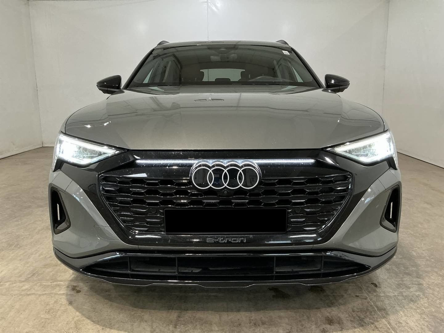 Grå Audi Q8 e-tron fra 2023