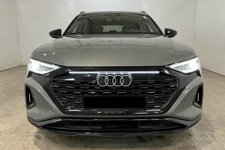 Grå Audi Q8 e-tron fra 2023