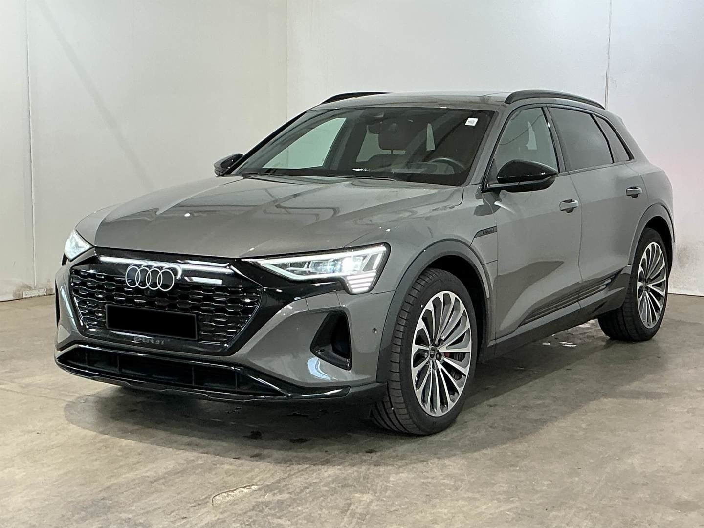 Grå Audi Q8 e-tron fra 2023