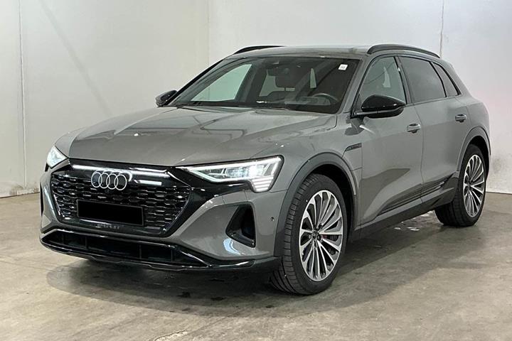 Grå Audi Q8 e-tron fra 2023