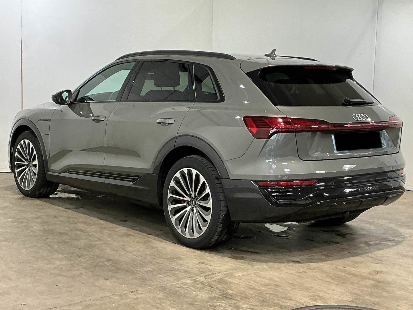 Grå Audi Q8 e-tron fra 2023