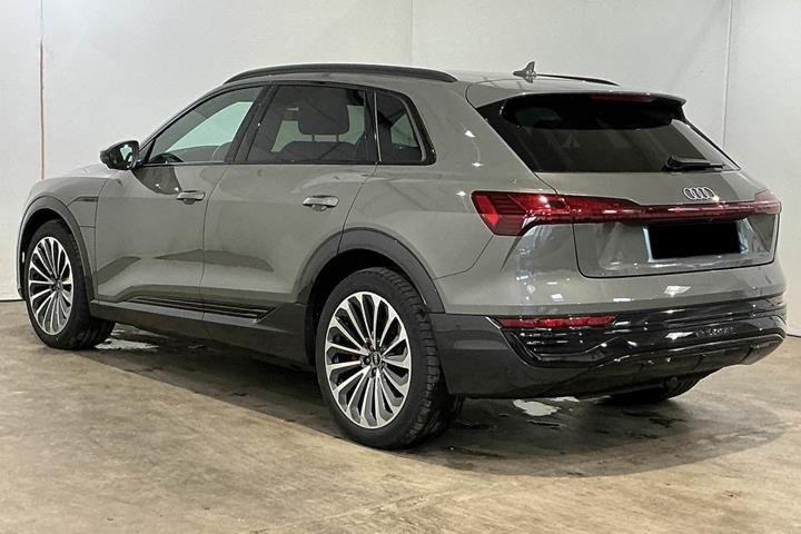Grå Audi Q8 e-tron fra 2023