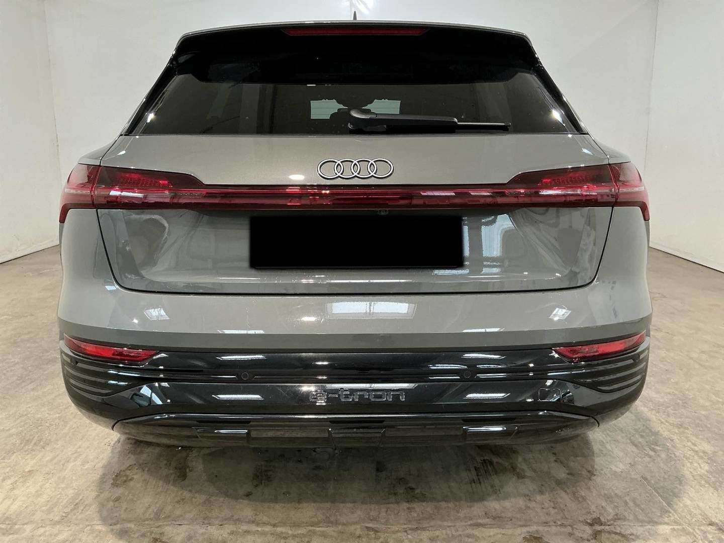 Grå Audi Q8 e-tron fra 2023