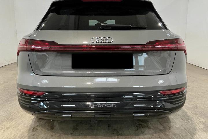 Grå Audi Q8 e-tron fra 2023